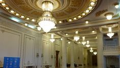 Peste cine dai când te plimbi prin Parlament